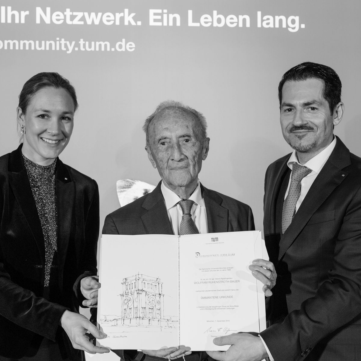 TUM Alumnus Wolfram Ruhenstroth-Bauer mit TUM-Präsident Thomas F. Hofmann und Vizepräsidentin Claudia Peus.