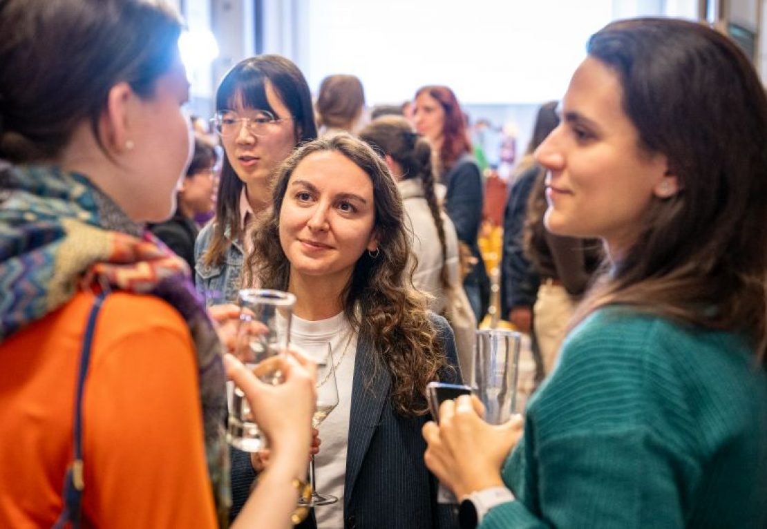 Netzwerken beim Empfang des Women of TUM Jubiläums 2024