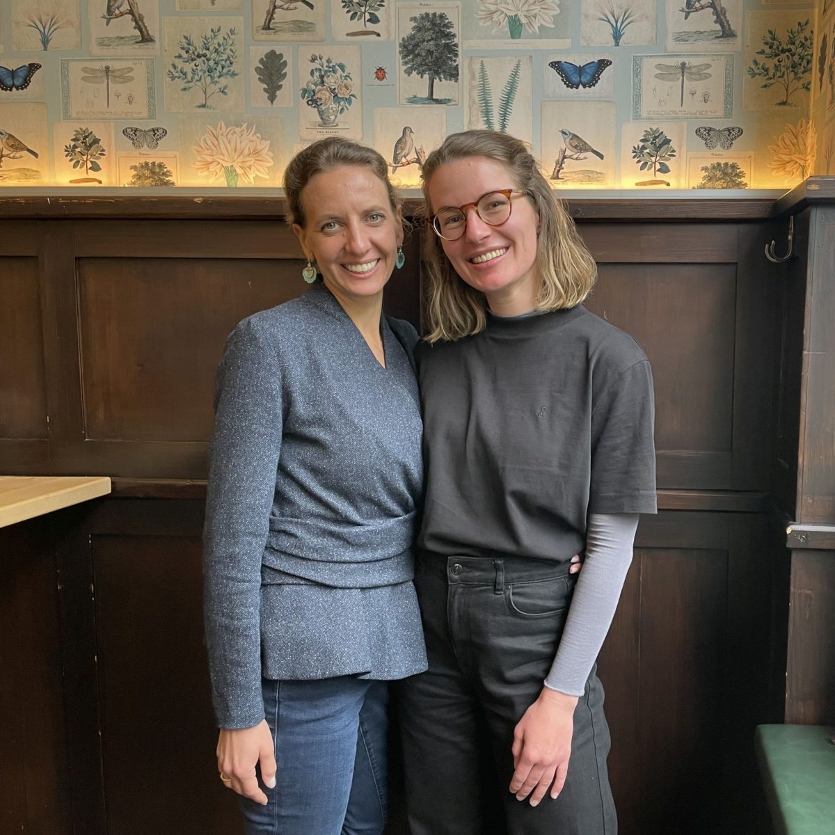 TUM Alumna Dr. Viktoria Leonhard and TUM Alumna Jule Schneider.