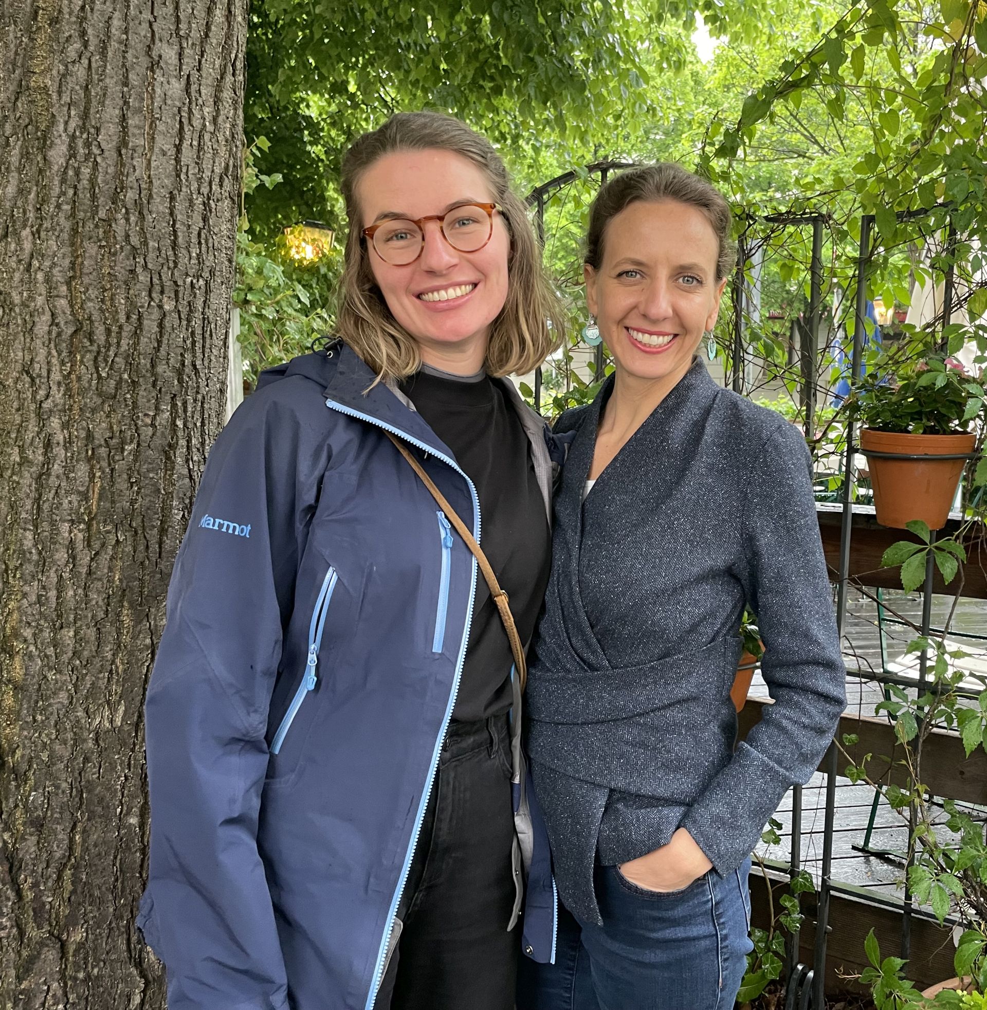 TUM Alumna Jule Schneider und TUM Alumna Dr. Viktoria Leonhard.