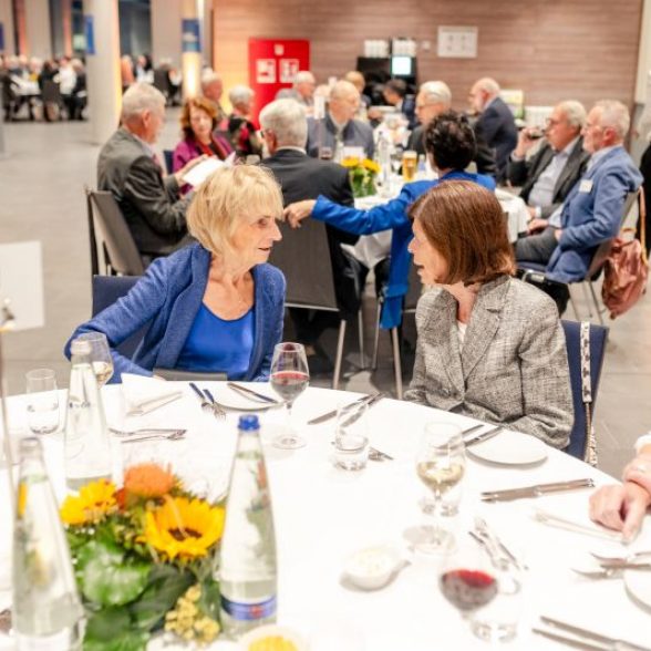 Gute Gespräche beim Jubiläumsdinner der Goldenen und Silbernen Abschlussjubiläumsfeier.