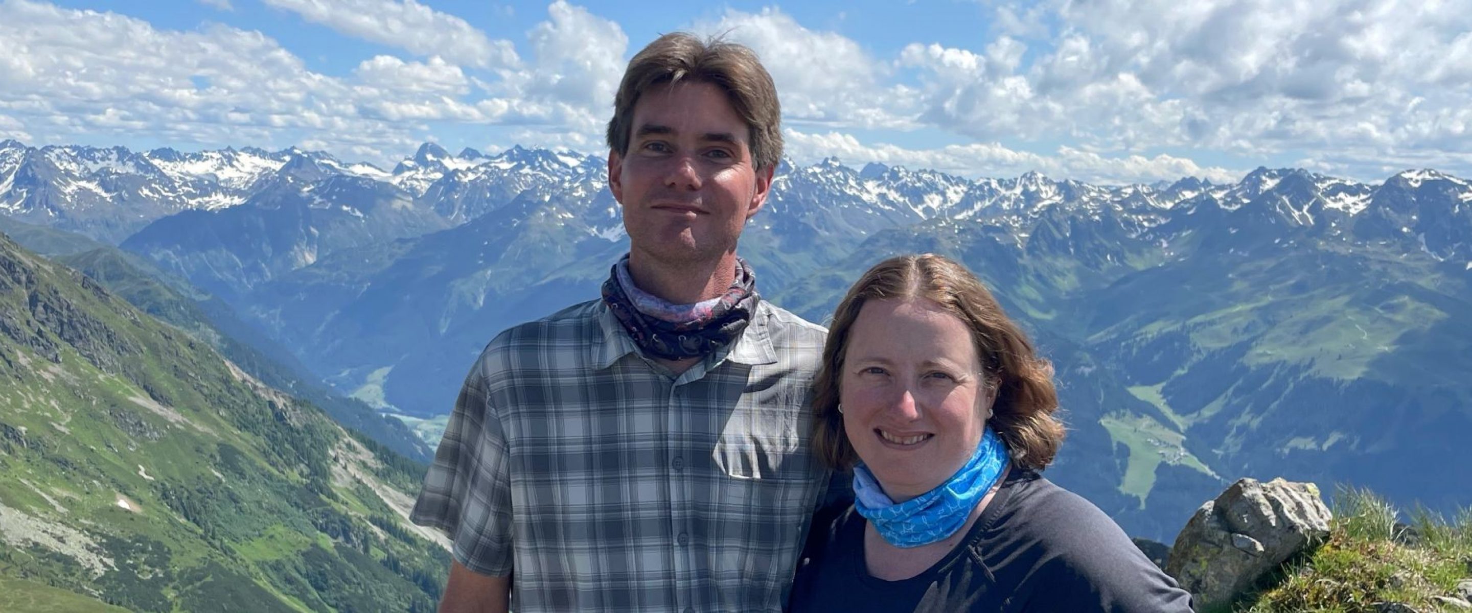 TUM Ambassadors Noelle and Henrik Selin on a hike in the Alps.