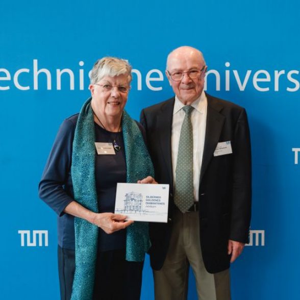 Professor Johann Deisenhofer was 2024 one of the Golden Jubilees. The Nobel Prize winner in Chemistry gave the keynote speech and was honored by TUM President Thomas F. Hofmann with the Golden Doctorate Certificate. The picture shows him with his wife.