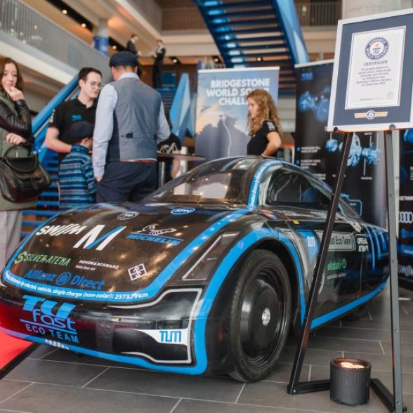 Das TUfast Eco Team mit dem reichweitenstärksten Elektroauto der Welt bei den TUM Jubiläumsfeiern