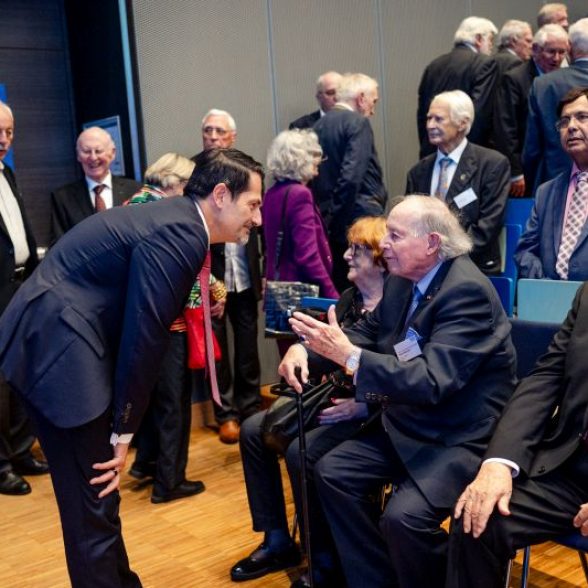 President Thomas F. Hofmann in conversation with jubilarians shortly before the start of the ceremony in the Audimax.