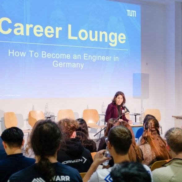 TUM Alumni & Career Expert Jamie Gräfe hosts the Career Lounge “Engineers for Germany”.