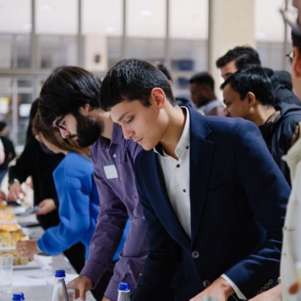 TUM Studierende beim Finger Food Buffet