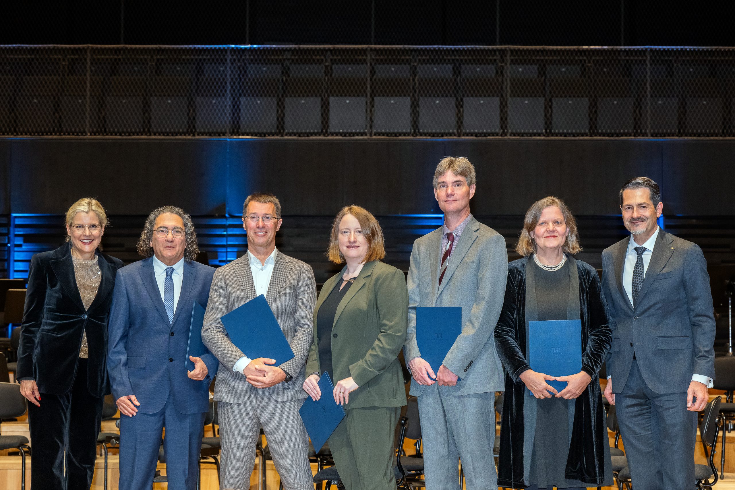 The five TUM Ambassadors at their award ceremony together with the Presidential Board.