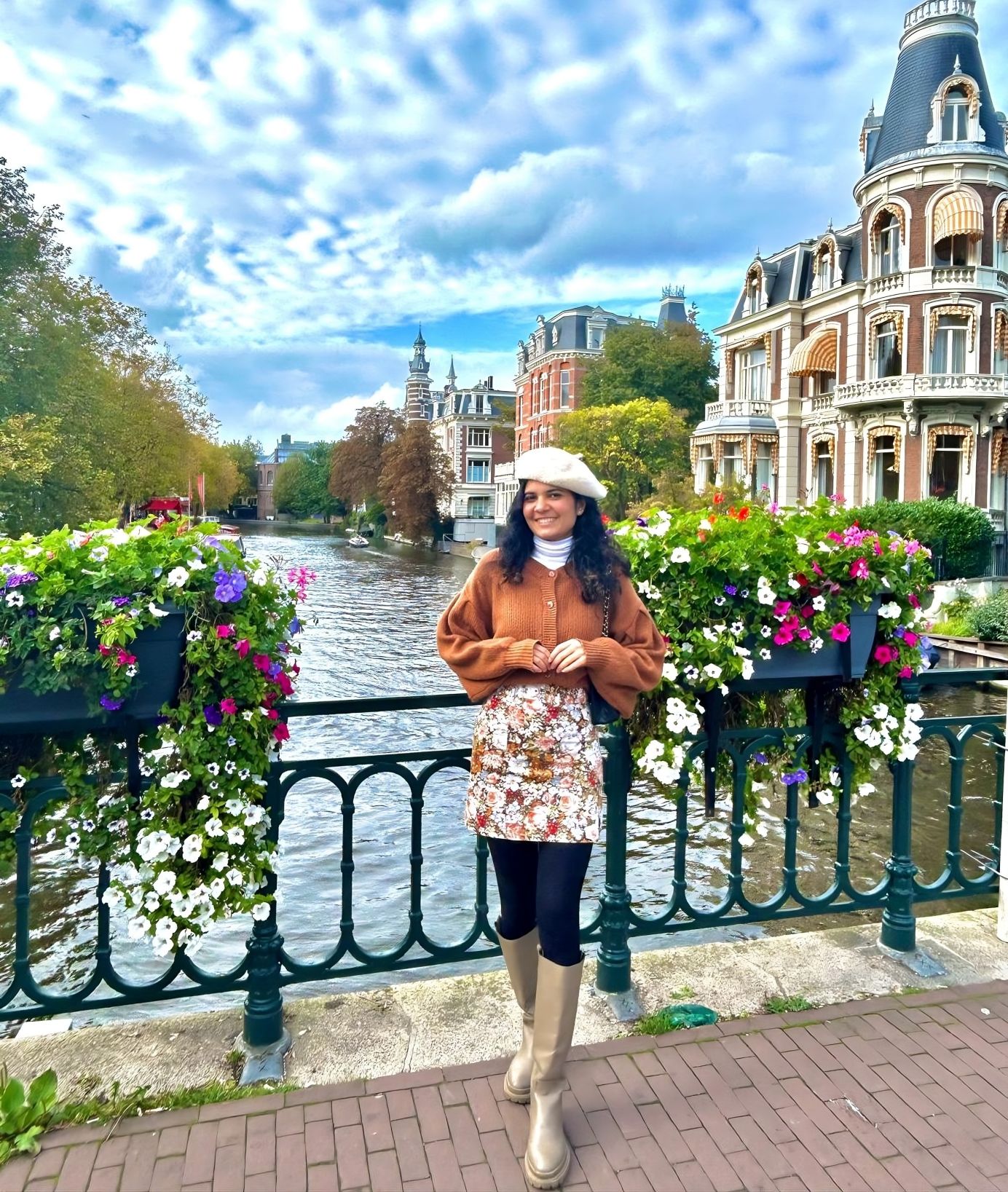 TUM Asia Alumna Simran Khokha während einer Reise nach Amsterdam.