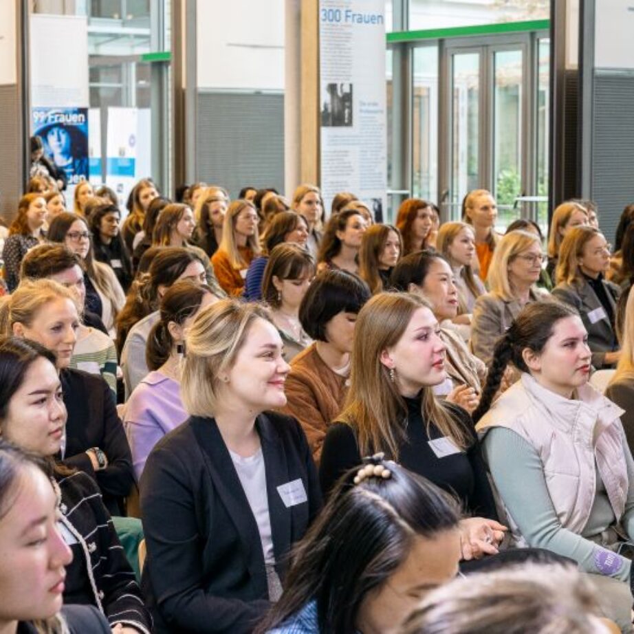 Frauen im Publikum des Women of TUM Talk 2024